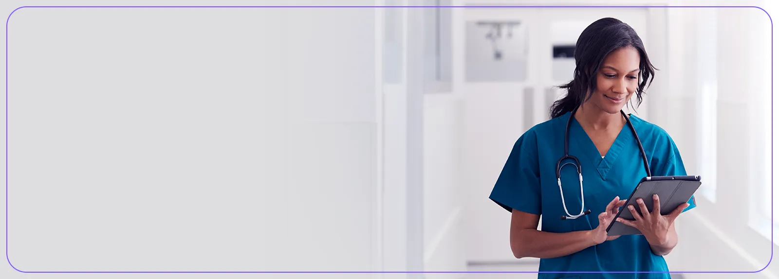Profissional de Saúde a consultar um tablet Profissional de Saúde a consultar um tablet
