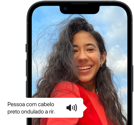 VoiceOver a descrever a fotografia de uma pessoa no iPhone.