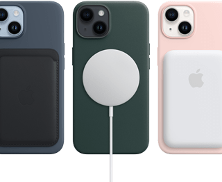 Capas MagSafe para iPhone 14 em meia‑noite, verde floresta e rosa giz, com acessórios como uma carteira MagSafe, um carregador e uma bateria externa.