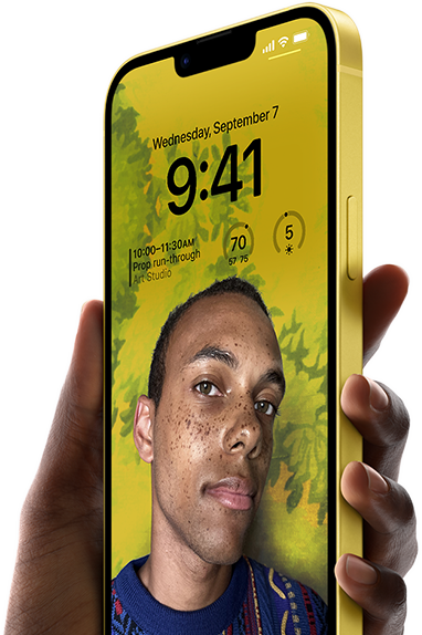 Mão a segurar um iPhone 14 Plus amarelo com o Ecrã bloqueado personalizado.