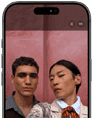 Vista frontal do ecrã do iPhone 17 Pro, a mostrar a funcionalidade Enquadramento central para fotografias e como tirar uma selfie de um grupo de pessoas, com os rostos em destaque