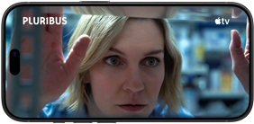 iPhone 18 Pro, colocado na horizontal, a mostrar um grande plano de uma mulher a olhar para fora da janela. Título da série: Pluribus