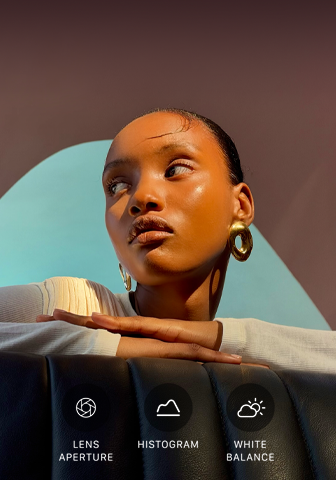 Grande plano de um modelo bem iluminado contra um fundo colorido, para ilustrar a interface de utilizador dos controlos profissionais do sistema de câmaras Pro: abertura, histograma e balanço de brancos