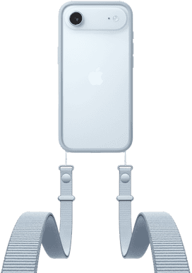 Vista traseira do iPhone Air, na cor azul‑céu, com sistema de câmara Fusion em cima, logótipo Apple no centro e fita Crossbody colocada na Capa Bumper na cor cinzento‑claro