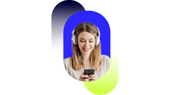 Mulher com headphones, a segurar num smartphone